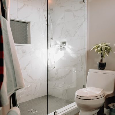 white ceramic toilet bowl near white ceramic toilet bowl